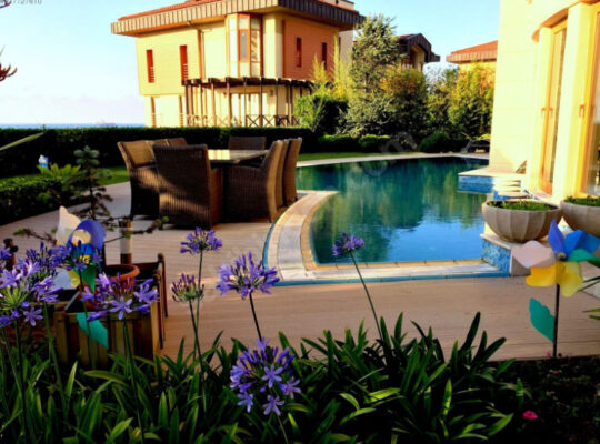 6+2 Havuzlu ve Jakuzili Günlük Kiralık Villa