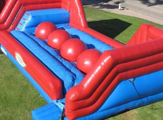 ŞİŞME OYUN PARKURU ZIPLAYAN TOPLAR