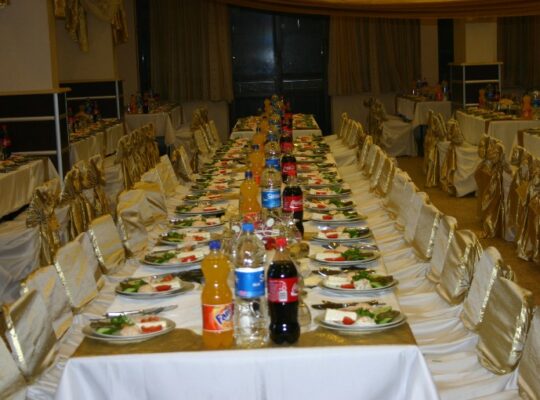 düğün yemekleri 8 tl den başlayan fiyatlarla porselen tabakta