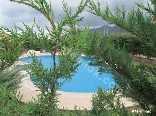 İLHAN’DAN GÜZELBAHÇE SAHİLDE HAVUZLU LÜX DAİRE