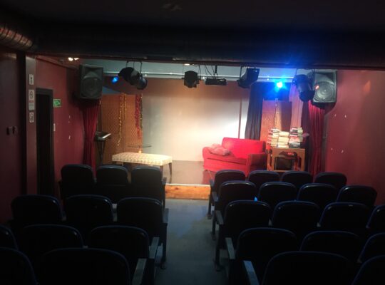 54 KOLTUKLU TİYATRO SALONU