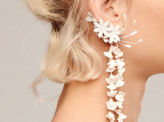 NEW SEASON – Beyaz Sarkıt Çiçekli Küpe Kiralama