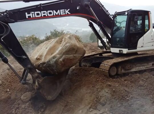 Kiralık Kırıcılı 22 Ton Ekskavatör