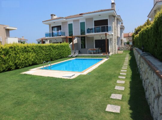 İZMİR ÇEŞME ALAÇATI’DA ÖZEL HAVUZLU, HAFTALIK KİRALIK DUBLEX TATİL VİLLASI