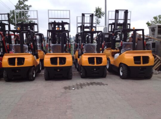 Kiralık 6 metre asansörlü forklift 3 ton 6 metrelik forklift portif
