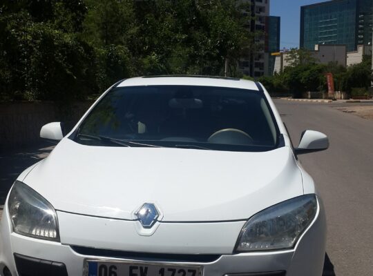 Megane 2012 model beyaz hachbec 5 kapı otomatik dizel
