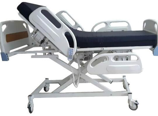 Üç motorlu hasta karyolası.