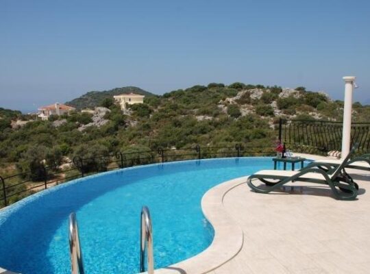 ANTALYA ÇUKURBAĞ DA LÜKS HAVUZLU KİRALIK VİLLA