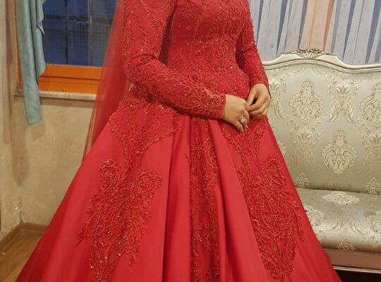 Kinalik Nişanlık tuvalet elbise bir kez kinamda giydim canlı kırmızıdır rengi işlemesi ağır özel tasarimdir tacı ile birlikte verilecektir