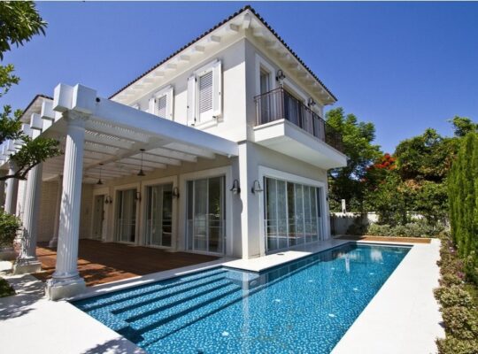 İZMİR ÇEŞME’DE ALAÇATIDA ÖZEL HAVUZLU, KİRALIK LÜKS TATİL VİLLASI