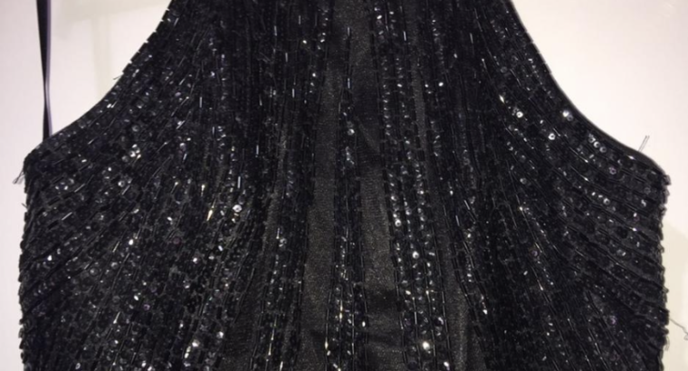Siyah gece elbisesi