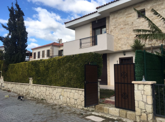 İZMİR ÇEŞME’DE ÖZEL HAVUZLU HAFTALIK KİRALIK LÜKS TATİL VİLLASI