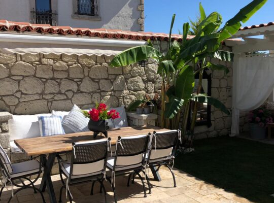 ALAÇATI DA UYGUN VE ÖZEL FİYATIYLA…HAFTALIK KİRALIK,LÜKS ,KONFORLU VİLLA