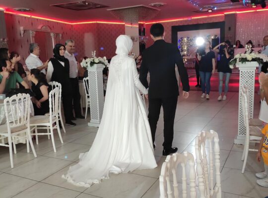 Özel tasarım, zarif, sade ve şık gelinlik