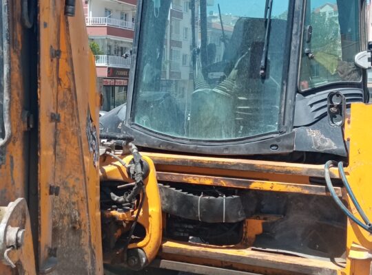 Kiralık kırıcılı JCB