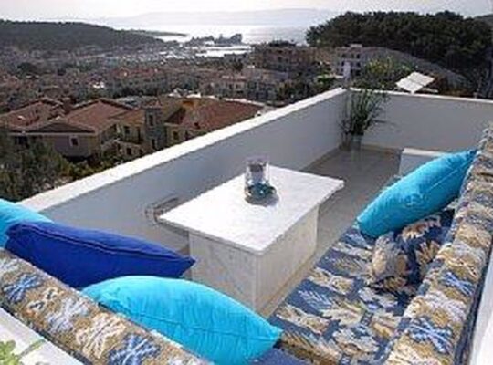 ÖZEL HAVUZLU ÇEŞME MERKEZ DE KİRALIK VİLLA