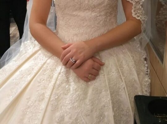 Kuyruklu işlemeli gelinlik